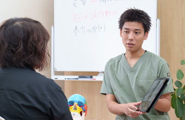 例えば、脊柱管狭窄症とすべり症の手術をされた患者さんが手術後、痛みが続くというお悩みをヒアリングさせていただき、正確な鑑別診断であなたの痛みの原因を特定します。